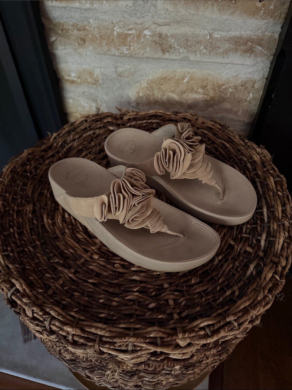 Fit Flops Women’s  Beige Floral Toe-Post Sandals Sz 8